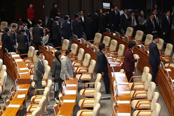 국민의힘 의원들이 14일 서울 여의도 국회 본회의에서 검건희 여사 특검법이 상정되자 퇴장하고 있다. 