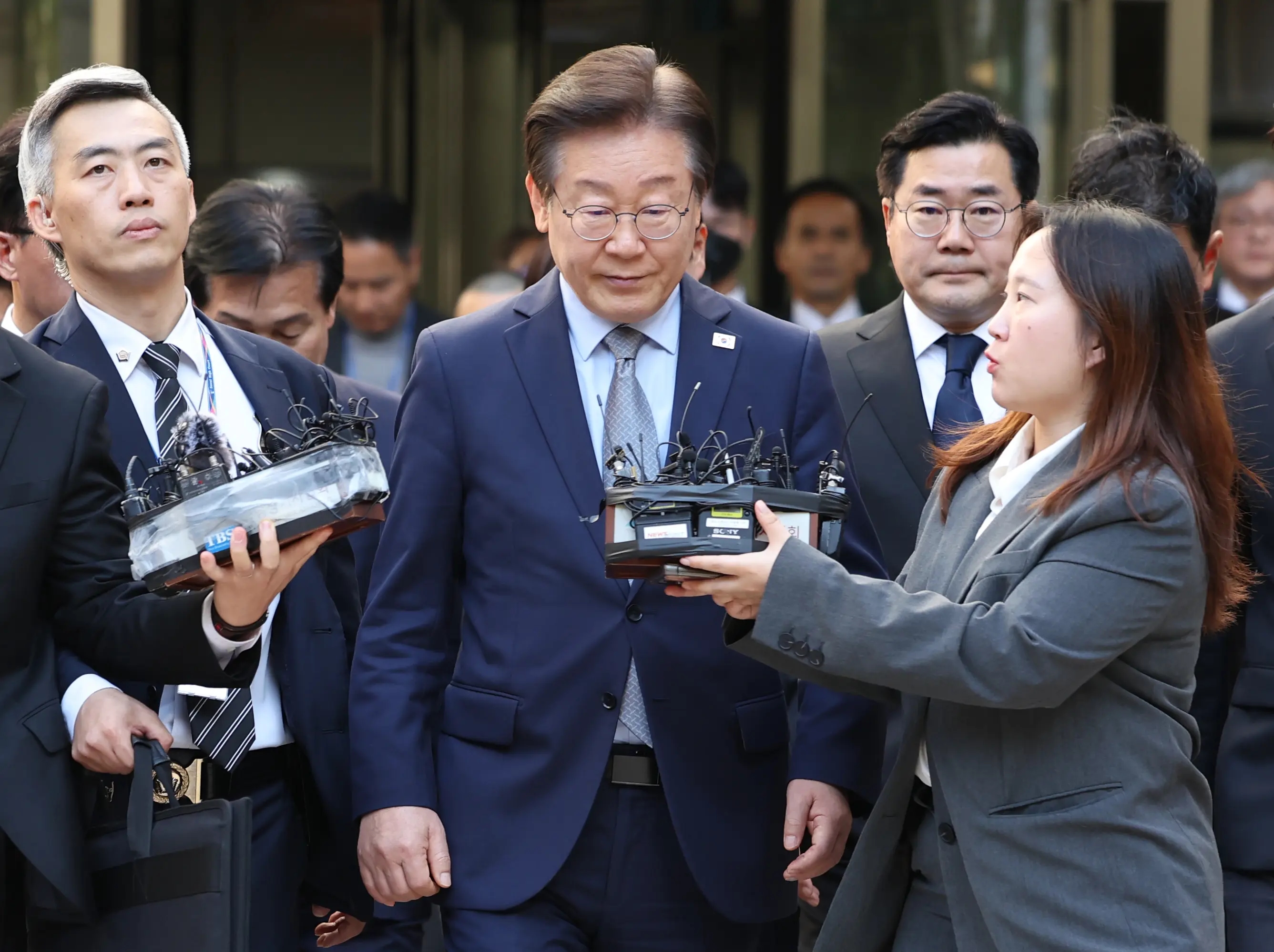 선고공판 출석 마치고 법정 나서는 이재명 대표