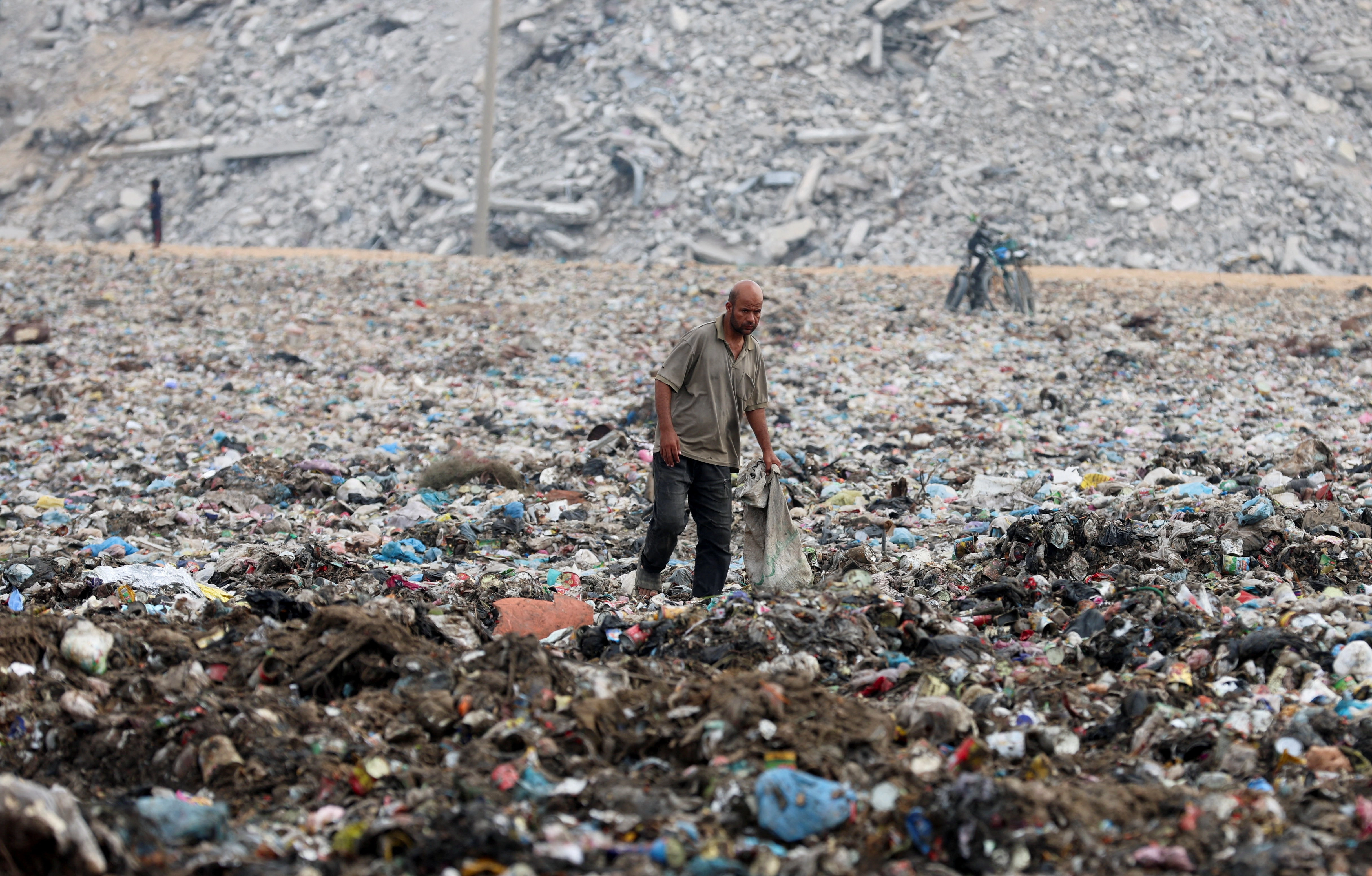 가자지구의 쓰레기 더미 뒤지는 팔레스타인 남성