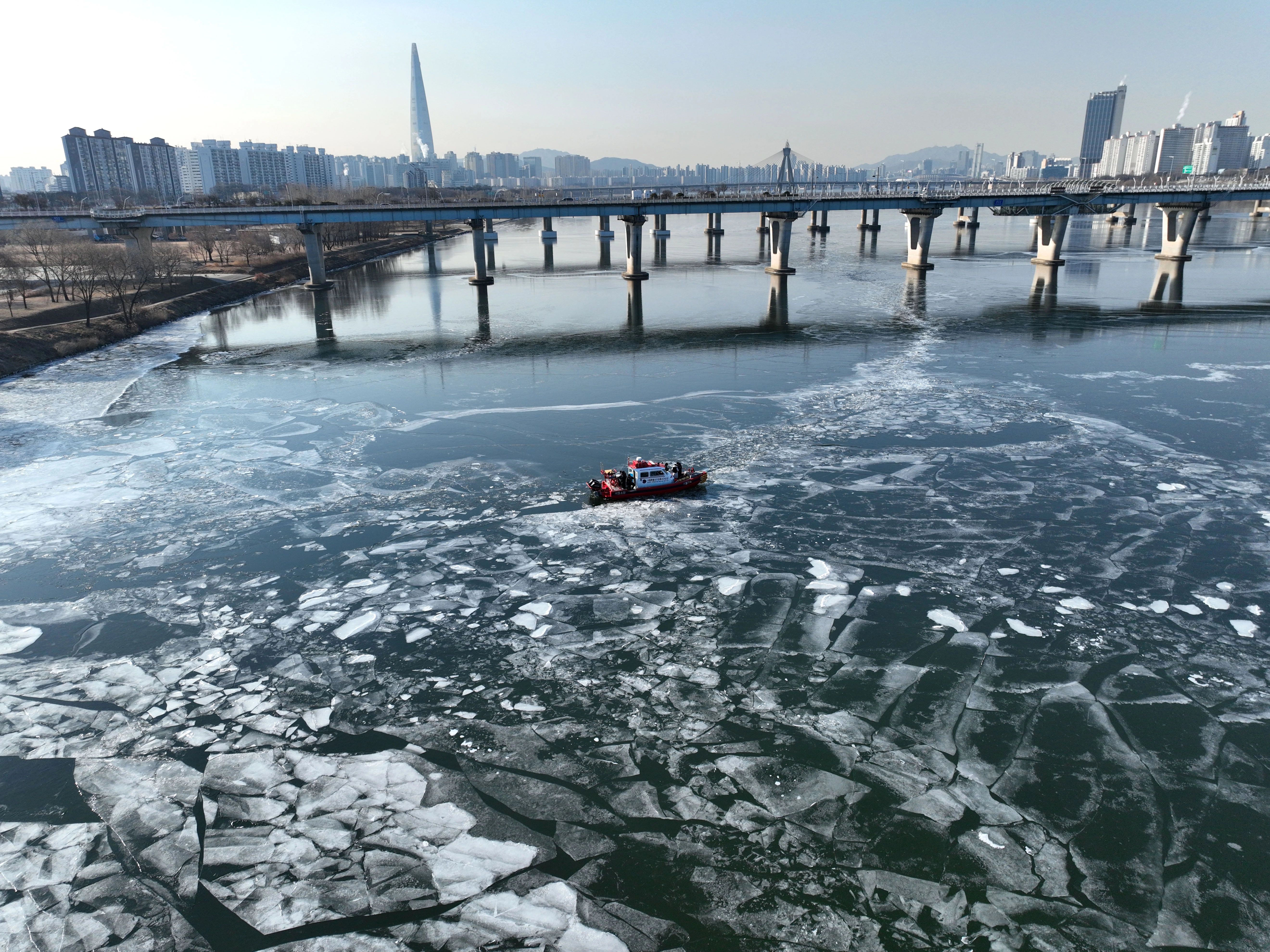 서울시는 5일 오후 9시부터 서울 전역에 한파주의보가 발효됨에 따라 24시간 한파 종합지원상황실을 가동한다.