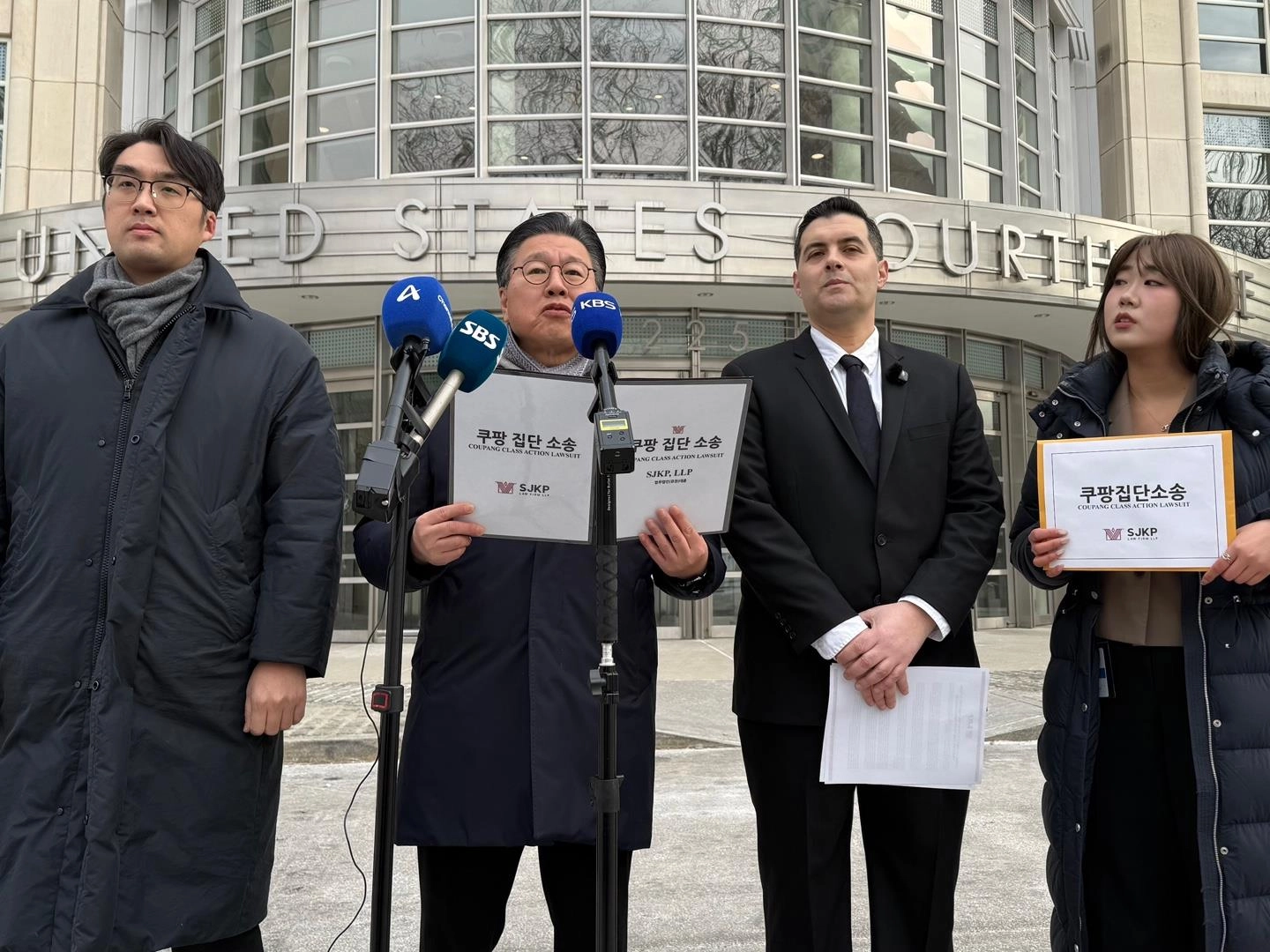 미 뉴욕 동부연방법원에 따르면 6일(현지시간) 쿠팡 정보유출 피해자들은 Coupang, Inc.와 김범석 이사회 의장을 공동 피고로 하는 집단소송(Class Action) 소장을 제출했다.