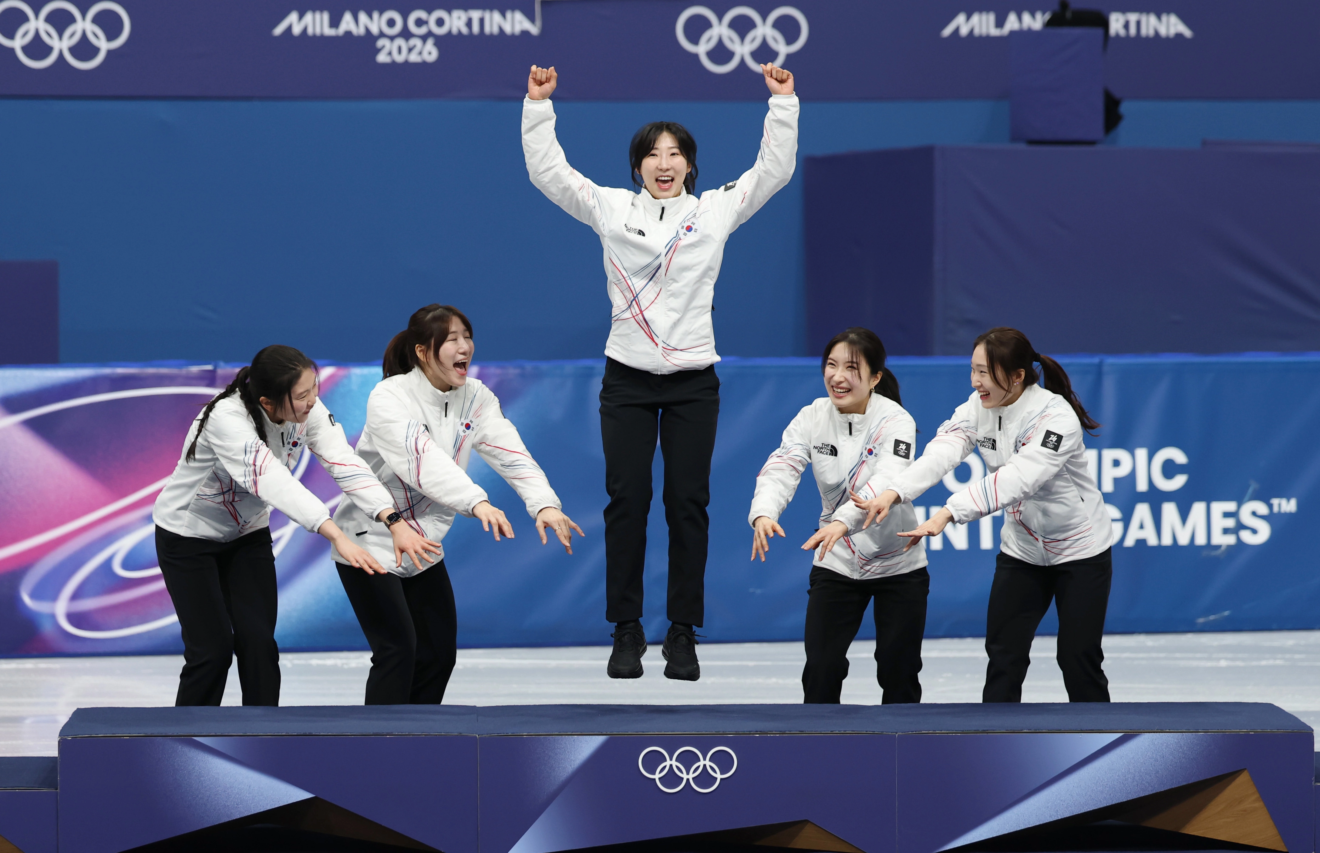 18์ผ(ํ์ง์๊ฐ) ์ดํ๋ฆฌ์ ๋ฐ๋ผ๋
ธ ์์ด์ค์ค์ผ์ดํ
์๋ ๋์์ ์ด๋ฆฐ 2026 ๋ฐ๋ผ๋
ธ-์ฝ๋ฅดํฐ๋๋ดํ์ด ๋๊ณ์ฌ๋ฆผํฝ ์ผํธํธ๋ ์ฌ์ 3000m ๊ณ์ฃผ ๊ฒฐ์น์์ ๊ธ๋ฉ๋ฌ์ ๋ฐ๋ธ ํ๊ตญ ์ ์๋ค์ด ์์๋์ ์ค๋ฅด๊ณ ์๋ค. ์ค๋ฅธ์ชฝ๋ถํฐ ์ต๋ฏผ์ , ๊น๊ธธ๋ฆฌ, ์ด์์ฐ, ๋
ธ๋ํฌ, ์ฌ์ํฌ.