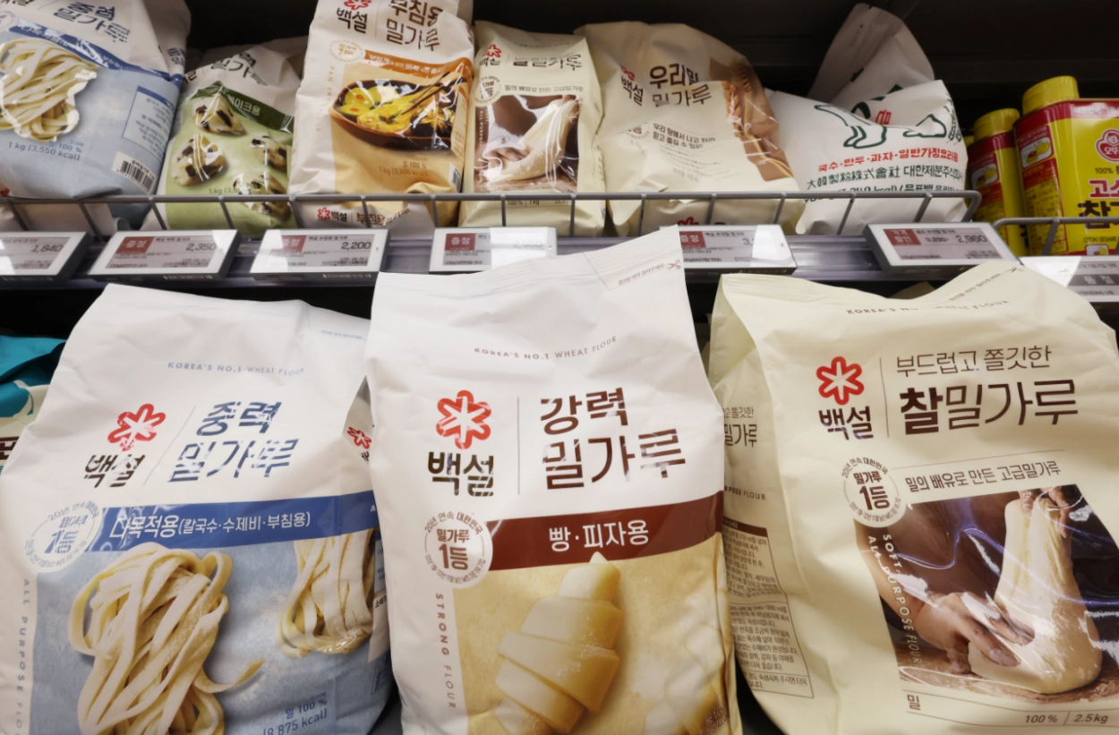 국내 주요 제분사들이 밀가루를 6년간 담합해 판 혐의로 20년 만에 다시 공정거래위원회의 심판을 받게 됐다. 공정위는 가격 재결정 명령을 내릴지도 심의한다.