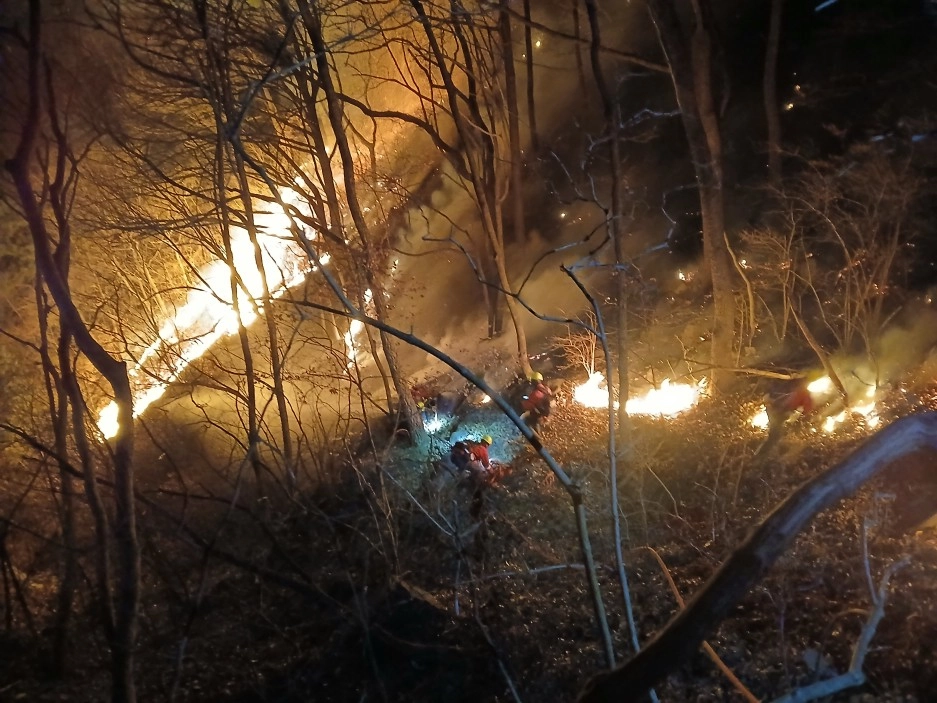 경남 함양군 마천면에서 발생한 산불이 사흘째 이어지는 가운데 산림 당국이 일출과 동시에 헬기 수십 대를 투입해 본격적인 주불 잡기에 나섰다.