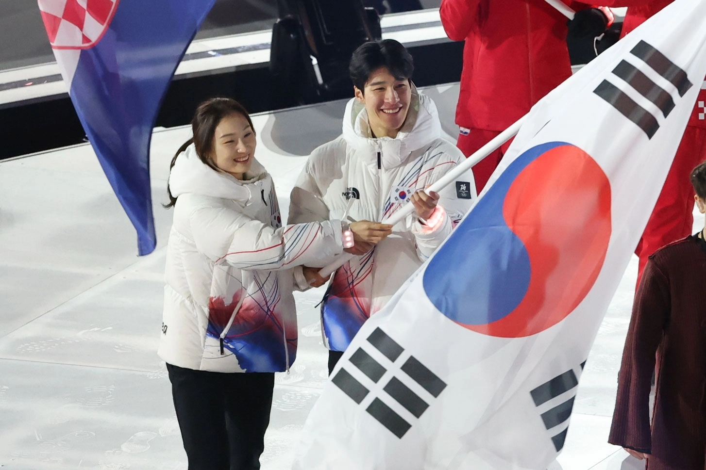22일(현지시간) 이탈리아 베로나 아레나에서 열린 2026 밀라노-코르티나담페초 동계올림픽 폐회식에서 기수를 맡은 최민정과 황대헌이 태극기를 들고 입장하고 있다. 2026.2.23