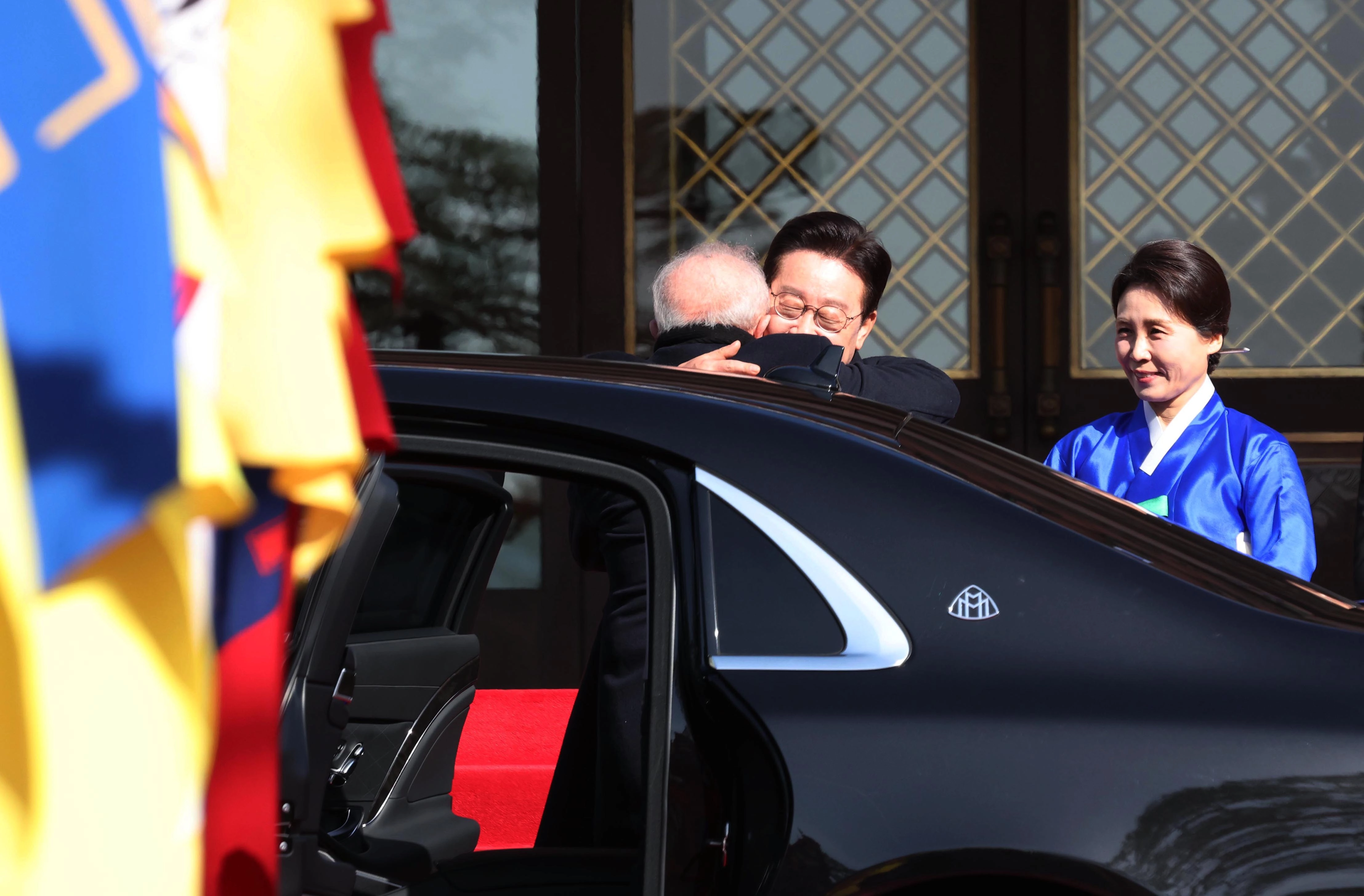 이재명 대통령은 23일 국빈 방한한 브라질 대통령을 청와대에서 맞이하며 포옹으로 환영했다.