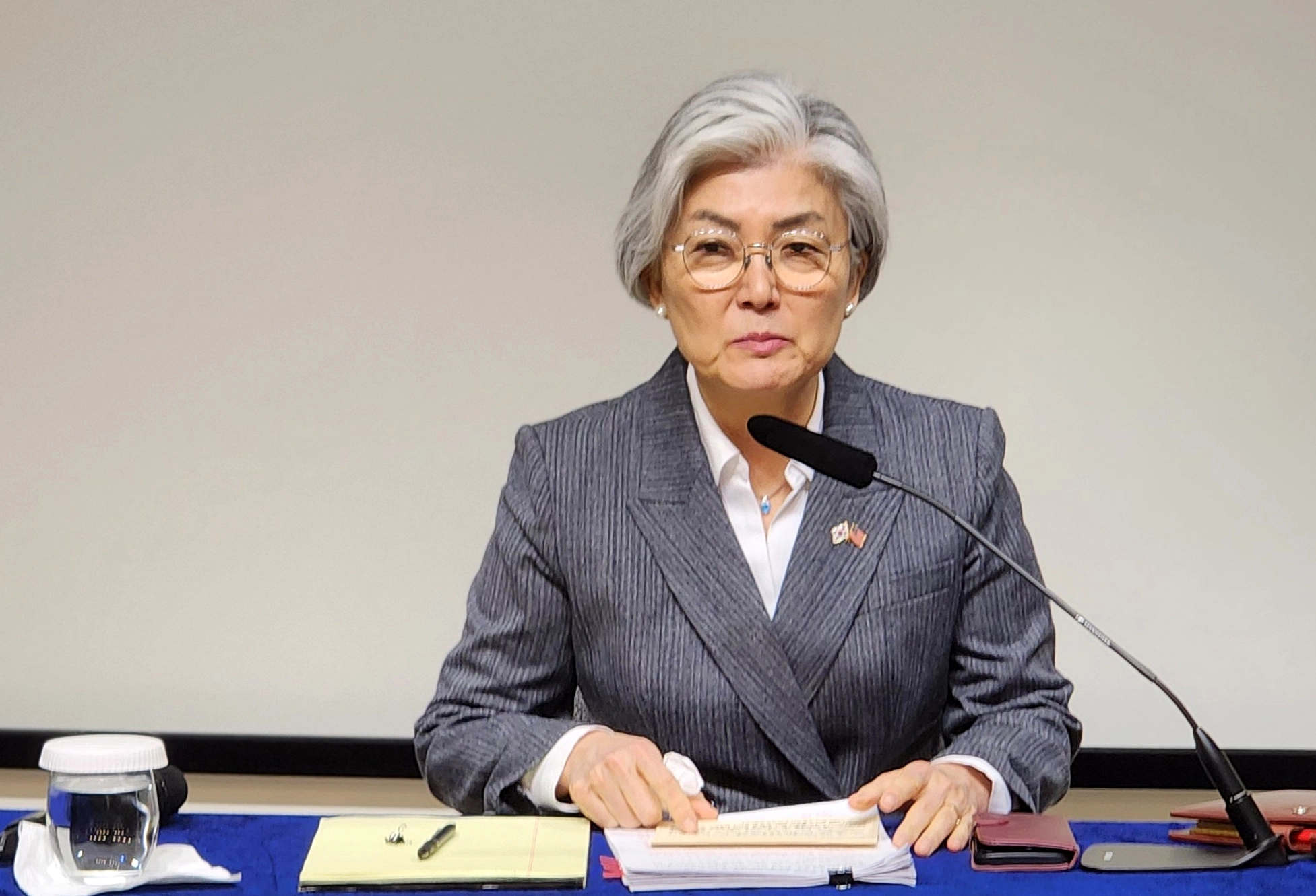 ๊ฐ๊ฒฝํ ์ฃผ๋ฏธ๋์ฌ๊ฐ 24์ผ(ํ์ง์๊ฐ) ๋ฏธ๊ตญ ์์ฑํดDC ํ๊ตญ๋ฌธํ์์์ ํ๊ตญ ํนํ์๋จ๊ณผ ๊ฐ๋ดํ๋ฅผ ํ๊ณ ์๋ค. 2026.2.24