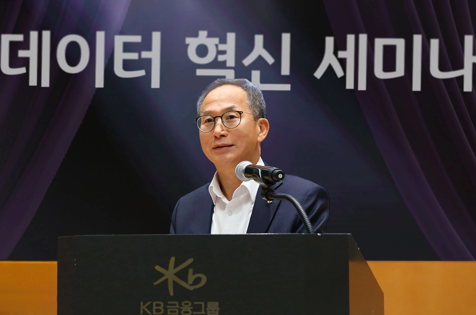 ์์ข
ํฌ KB๊ธ์ต๊ทธ๋ฃน ํ์ฅ