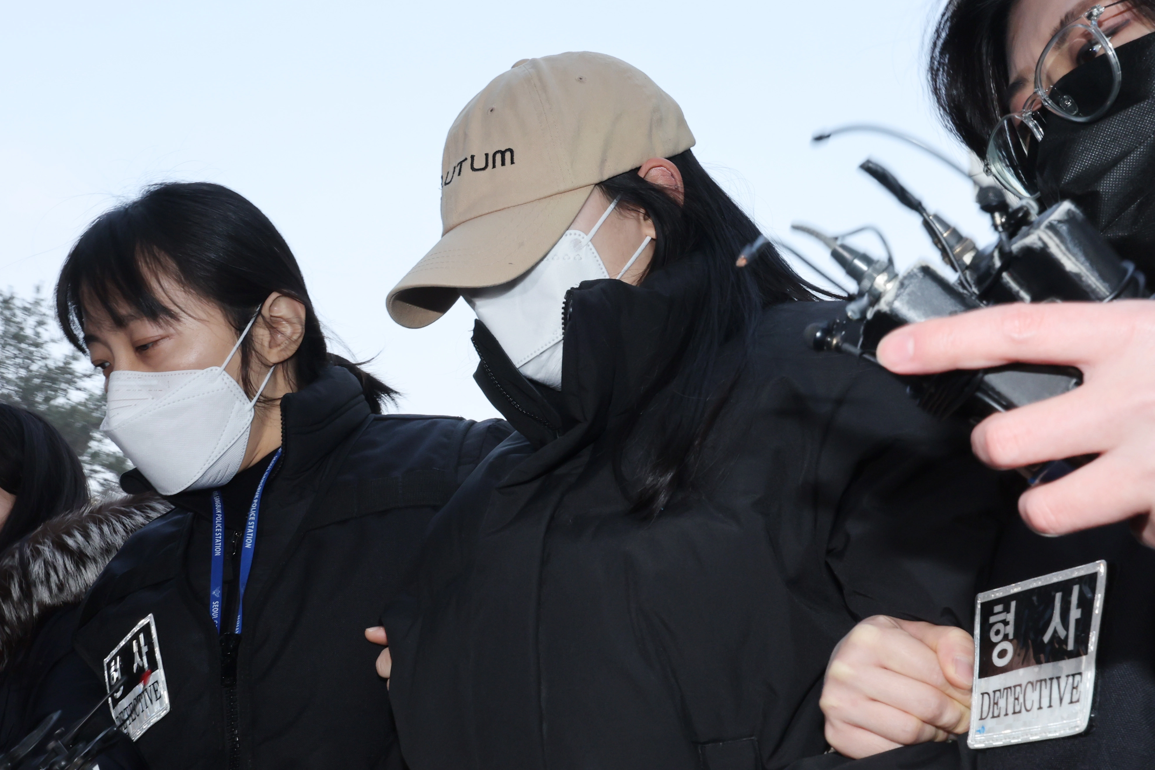 = ์์ธ ๊ฐ๋ถ๊ตฌ ์์ ๋ ๋ชจํ
์์ ๋จ์ฑ 2๋ช
์ ์จ์ง๊ฒ ํ ํ์๋ฅผ ๋ฐ๋ 20๋ ์ฌ์ฑ A์จ๊ฐ 12์ผ ์์ธ๋ถ๋ถ์ง๋ฒ์์ ์์ฅ์ค์ง์ฌ์ฌ๋ฅผ ๋ฐ๊ธฐ ์ํด ์ถ์ํ๊ณ ์๋ค. ๊ฒฝ์ฐฐ์ ๋ฐ๋ฅด๋ฉด A์จ๋ ์ง๋ 9์ผ ๊ฐ๋ถ๊ตฌ ์์ ๋์ ํ ๋ชจํ
์์ 20๋ ๋จ์ฑ B์จ์๊ฒ ์ฝ๋ฌผ์ด ๋ ์๋ฃ๋ฅผ ๊ฑด๋ค ์จ์ง๊ฒ ํ ํ์๋ฅผ ๋ฐ๋๋ค. 2026.2.12