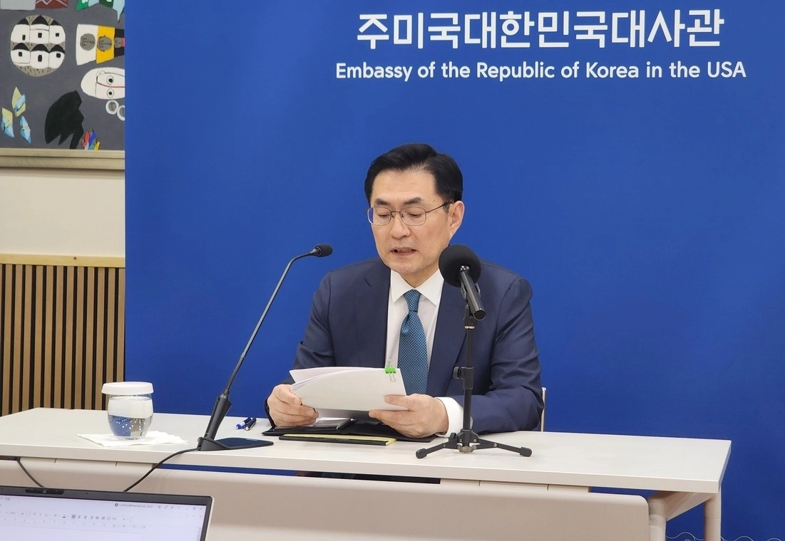 ์ ๋ถ ๋ถํต ์์๋ํ์ธ ์ ์ฐ๋ ์ธ๊ต๋ถ ์ธ๊ต์ ๋ต์ ๋ณธ๋ถ์ฅ์ด 26์ผ(ํ์ง์๊ฐ) ์์ฑํดDC์ ์ฃผ๋ฏธ๋์ฌ๊ด์์ ํ๊ตญ ํนํ์๋จ๊ณผ ๊ฐ๋ดํ๋ฅผ ํ๊ณ ์๋ค. 2026.2.26.