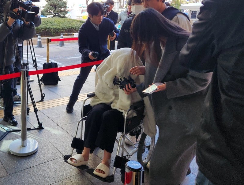 27์ผ ์์ธ์๋ถ์ง๋ฒ์์ ์ด๋ฆฐ ๊ตฌ์ ์ ํผ์์ ์ฌ๋ฌธ(์์ฅ์ค์ง์ฌ์ฌ)์ ์ถ์ํ ์ฝ๋ฌผ์ด์ ์ด์ ์ A์จ์ ๋ชจ์ต