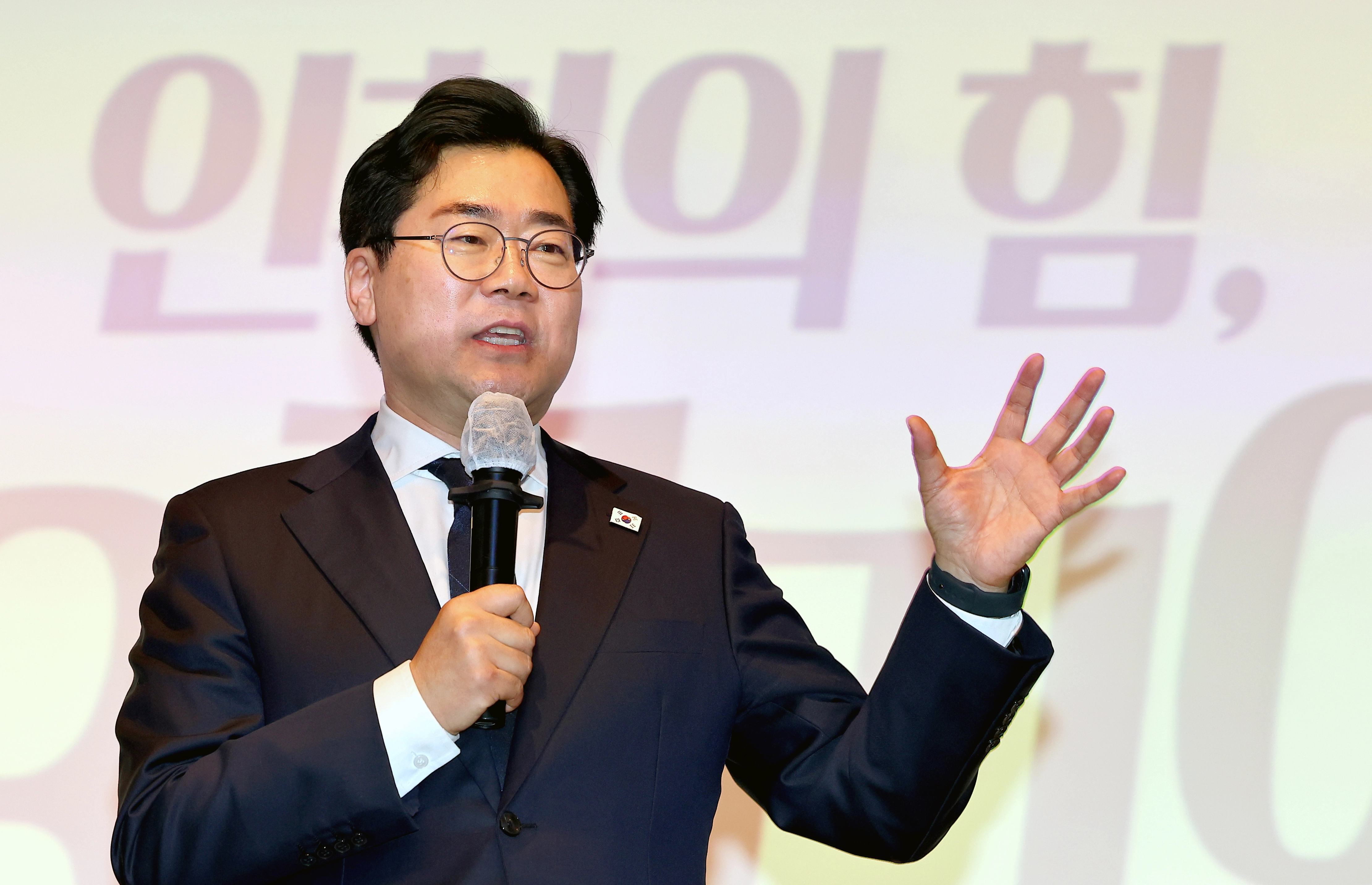 더불어민주당 박찬대 의원이 2일 인천 미추홀구 인하대학교에서 열린 본인의 출판기념회 '인천의 힘, G3 코리아'에서 인사말을 하고 있다. 2026.3.2