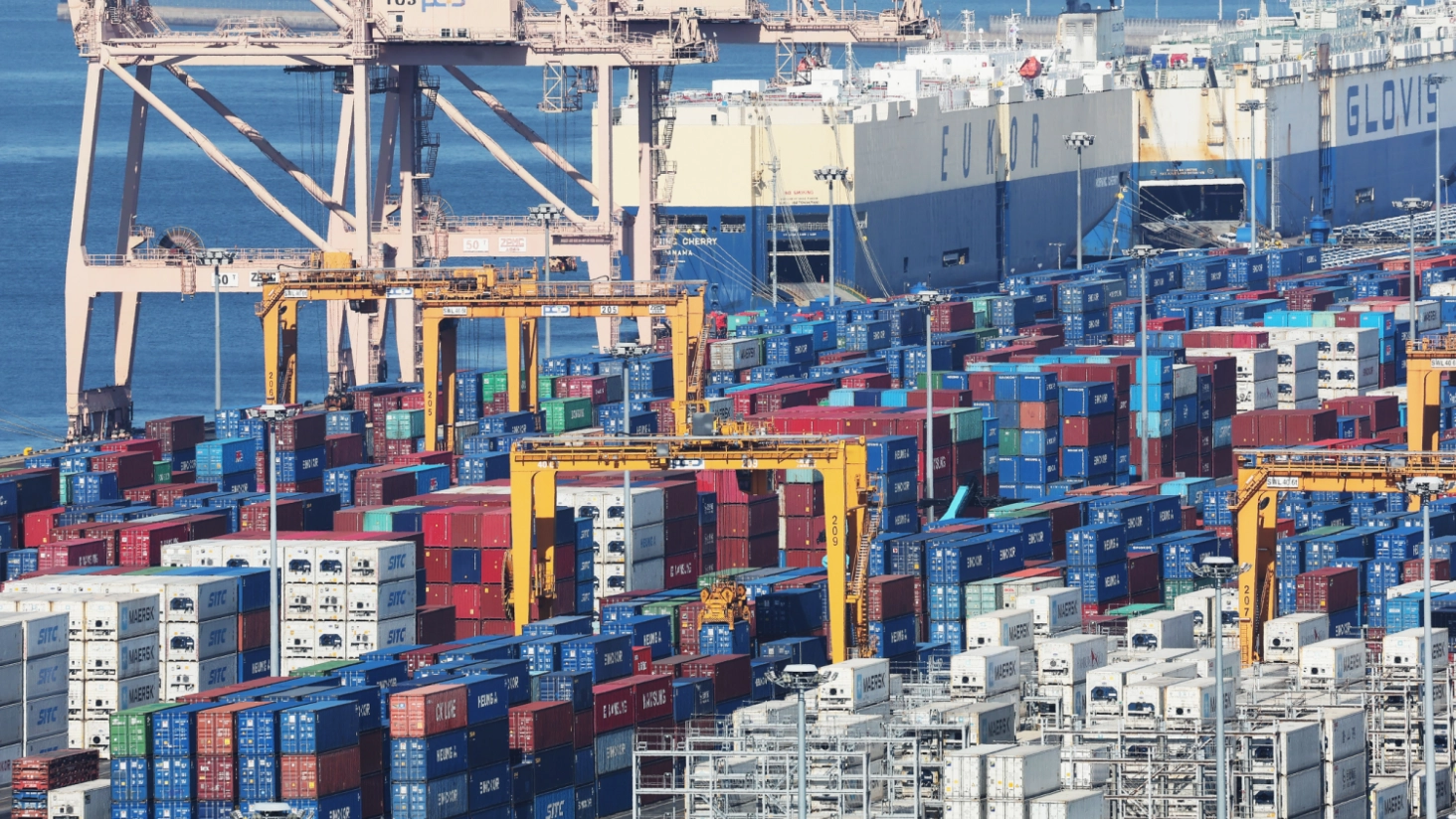 지난달 25일 경기도 평택항에 컨테이너가 쌓여있는 모습. 2026.2.25