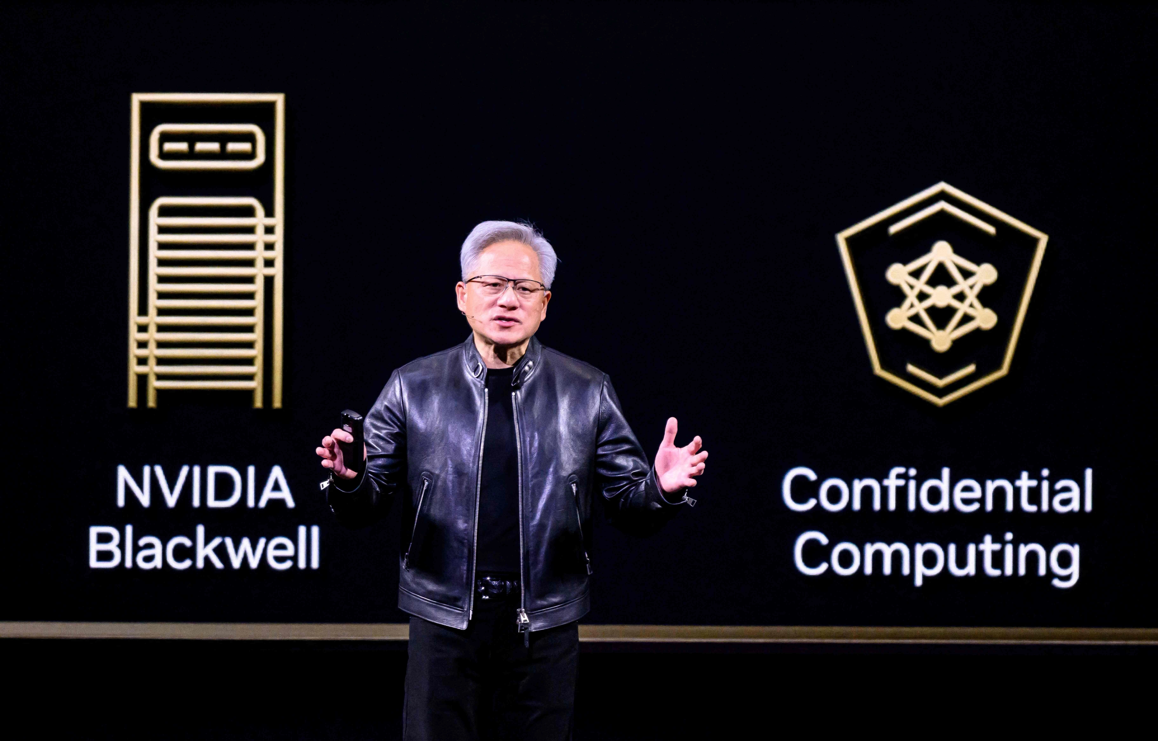 ์ ์จ ํฉ ์๋น๋์ ์ต๊ณ ๊ฒฝ์์(CEO)๊ฐ 16์ผ(ํ์ง์๊ฐ) ๋ฏธ๊ตญ ์บ๋ฆฌํฌ๋์์ฃผ ์๋์ ์ด์ SAP์ผํฐ์์ ์ฐ๋ก ๊ฐ๋ฐ์ ํ์ 'GTC 2026' ๊ธฐ์กฐ์ฐ์ค์ ํ๊ณ ์๋ค.