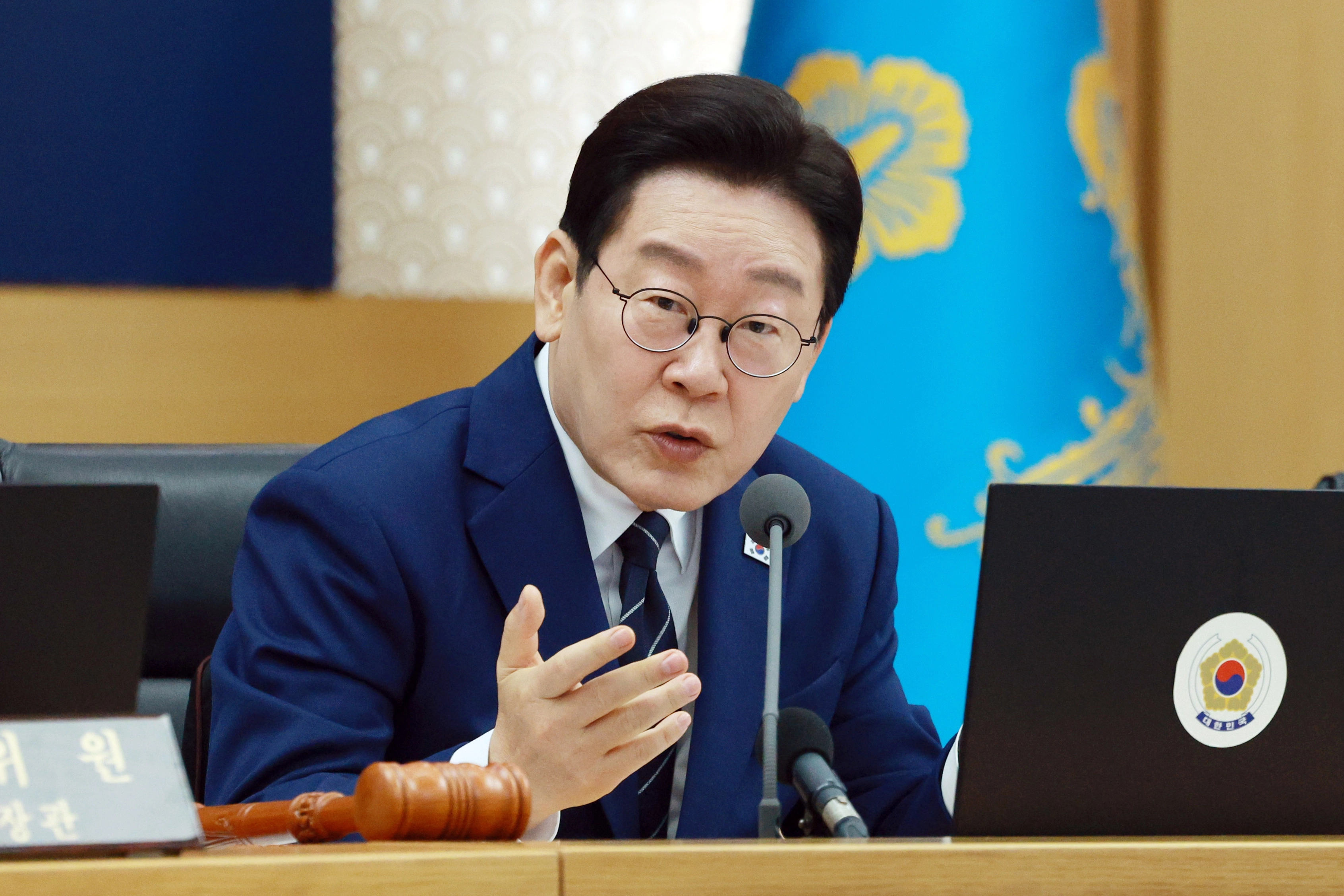 ์ด์ฌ๋ช
๋ํต๋ น์ด 17์ผ ์ ๋ถ์ธ์ข
์ฒญ์ฌ์์ ๊ตญ๋ฌดํ์๋ฅผ ์ฃผ์ฌํ๊ณ ์๋ค. 2026.3.17