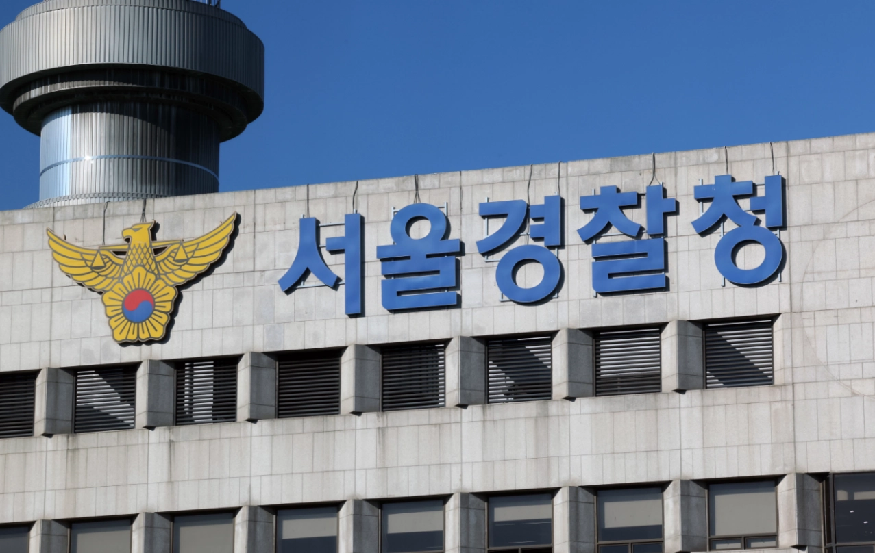 ๋ฏธ๊ตญ์ ํ ๊ณตํญ์ ํญํํ๊ฒ ๋ค๊ณ ํ๋ฐํ 20๋ ํ๊ตญ์ธ ๋จ์ฑ์ด ๋ถ์กํ๋ค.