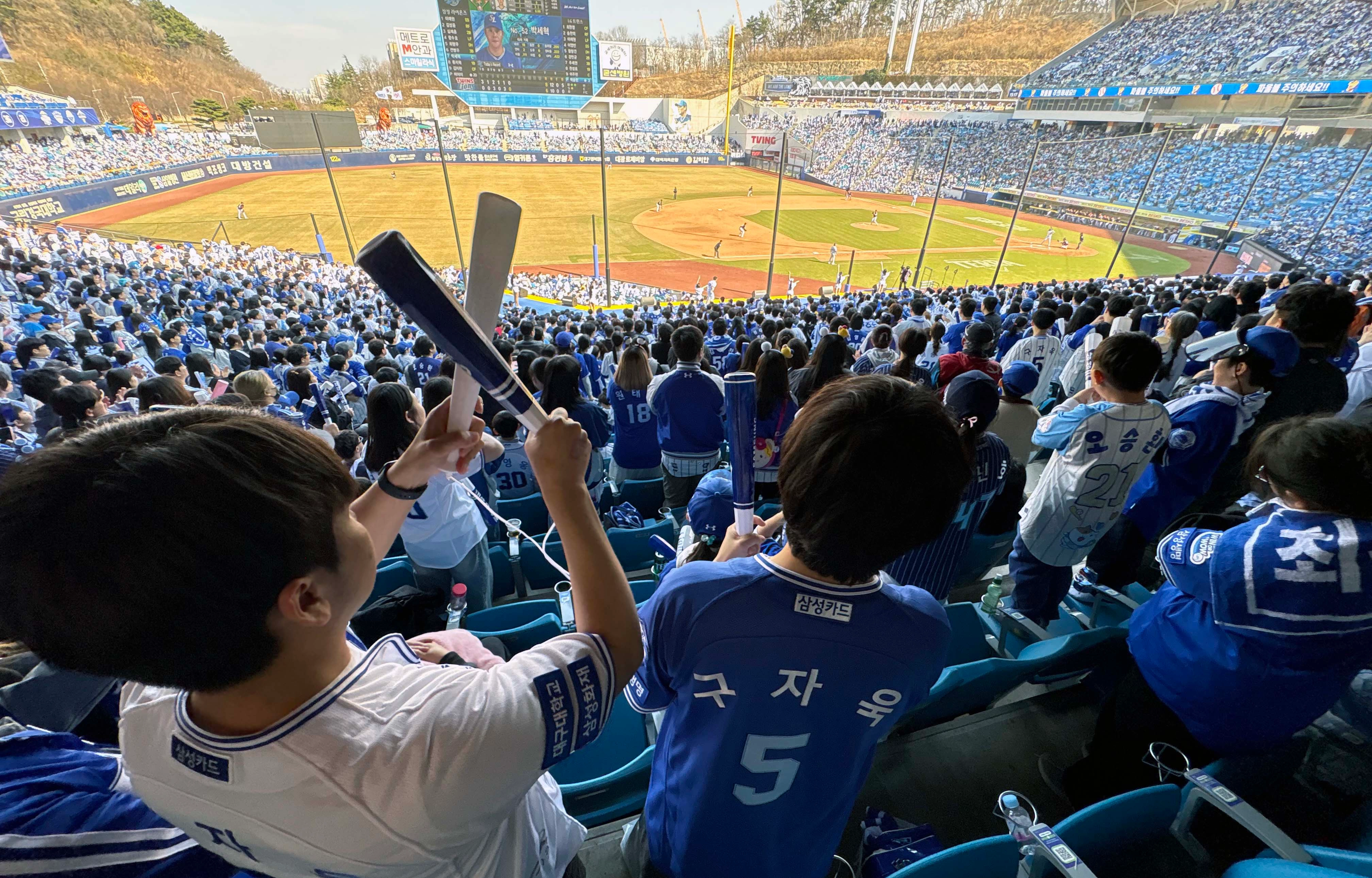 22์ผ ๋๊ตฌ ์ผ์ฑ๋ผ์ด์จ์ฆํํฌ์์ ์ด๋ฆฐ ํ๋ก์ผ๊ตฌ ์ผ์ฑ ๋ผ์ด์จ์ฆ์ LG ํธ์์ค์ ์๋ฒ๊ฒฝ๊ธฐ์์ ๊ด์ค์์ด ํฌ๋ค๋ก ๊ฐ๋ ์ฐจ ์๋ค. 2026.3.22