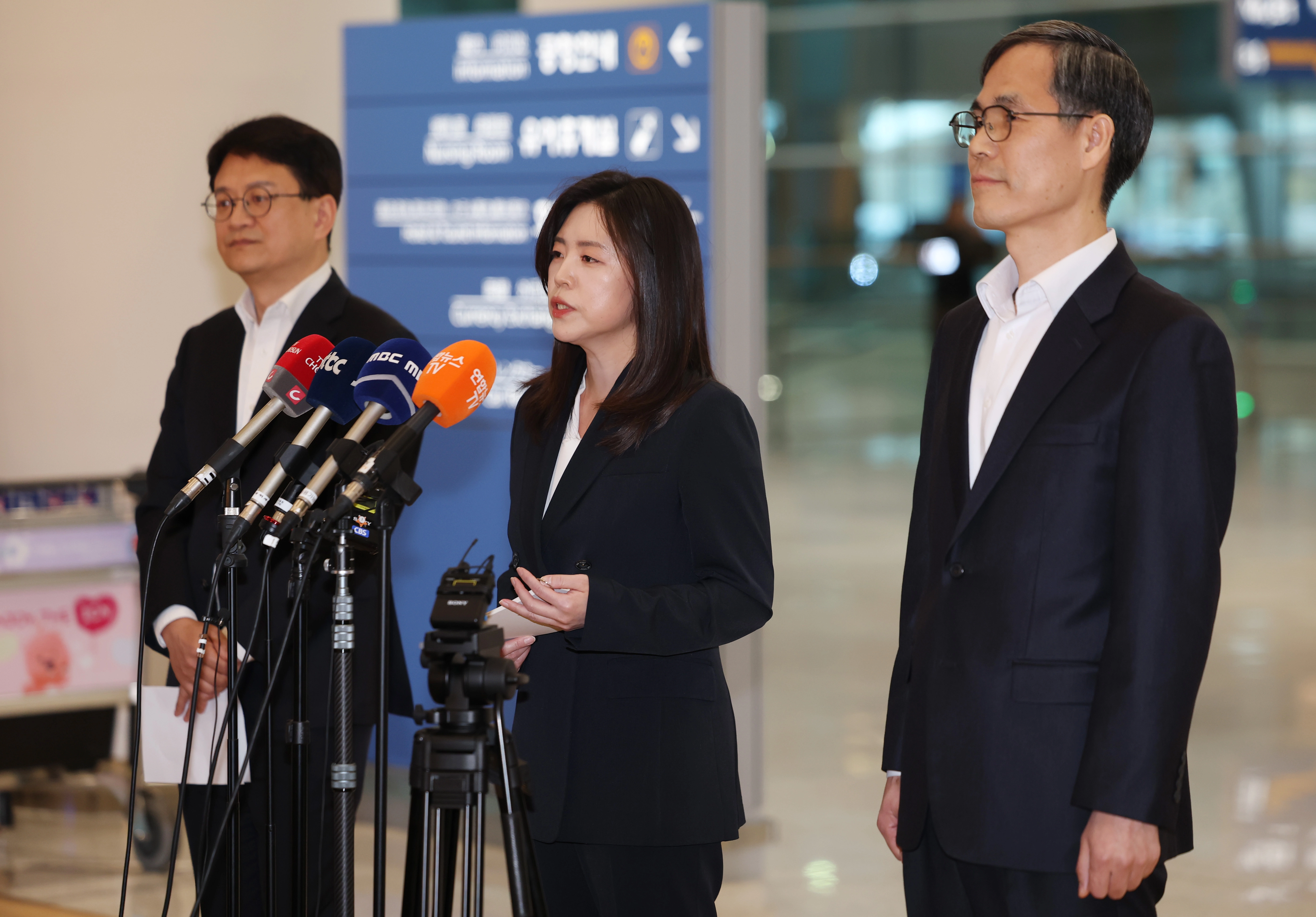 ํ๋ฆฌํ์์ ๊ต๋ฏผ 3๋ช
์ดํด, ํ์ฅ, ๊ตญ๋ด ๋ง์ฝ ์ ํต ๋ฑ์ ์ผ์ผ์ผ๋ฉฐ '๋ง์ฝ์'์ผ๋ก ๋ถ๋ฆฌ๋ ๋ฐ์์ด์จ๊ฐ 25์ผ ์ธ์ฒ๊ตญ์ ๊ณตํญ์ ํตํด ๊ตญ๋ด๋ก ์กํ๋ ๊ฐ์ด๋ฐ ์ด์ง์ฐ ๋ฒ๋ฌด๋ถ ๊ตญ์ ํ์ฌ๊ณผ์ฅ์ด ๋ธ๋ฆฌํ์ ํ๊ณ ์๋ค. 2026.3.25