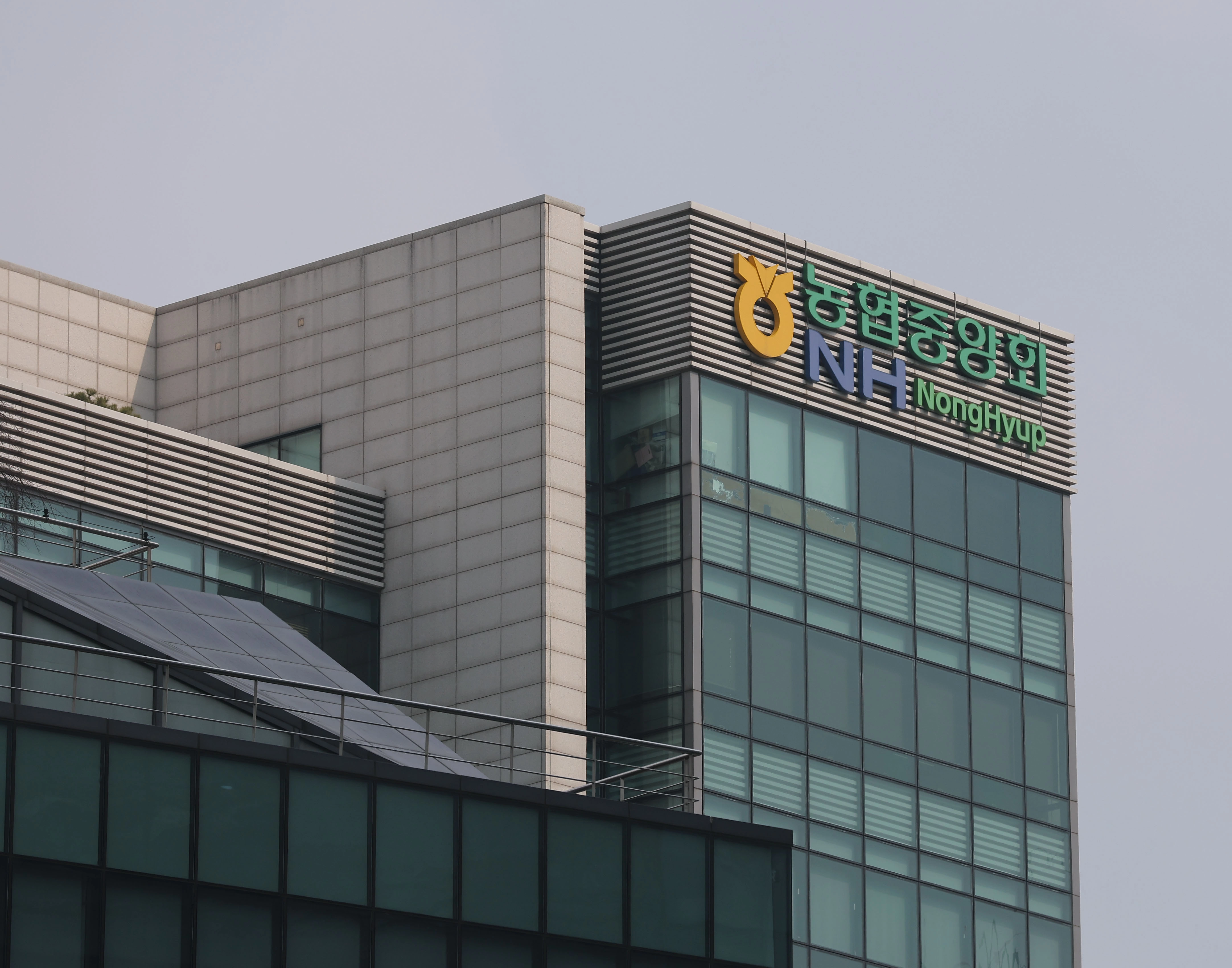 정부가 강호동 농협중앙회장 등 농협 간부들의 횡령·금품수수 혐의에 대해 경찰에 수사를 의뢰한다고 밝힌 9일 서울 중구 농협중앙회 본부. 2026.3.9