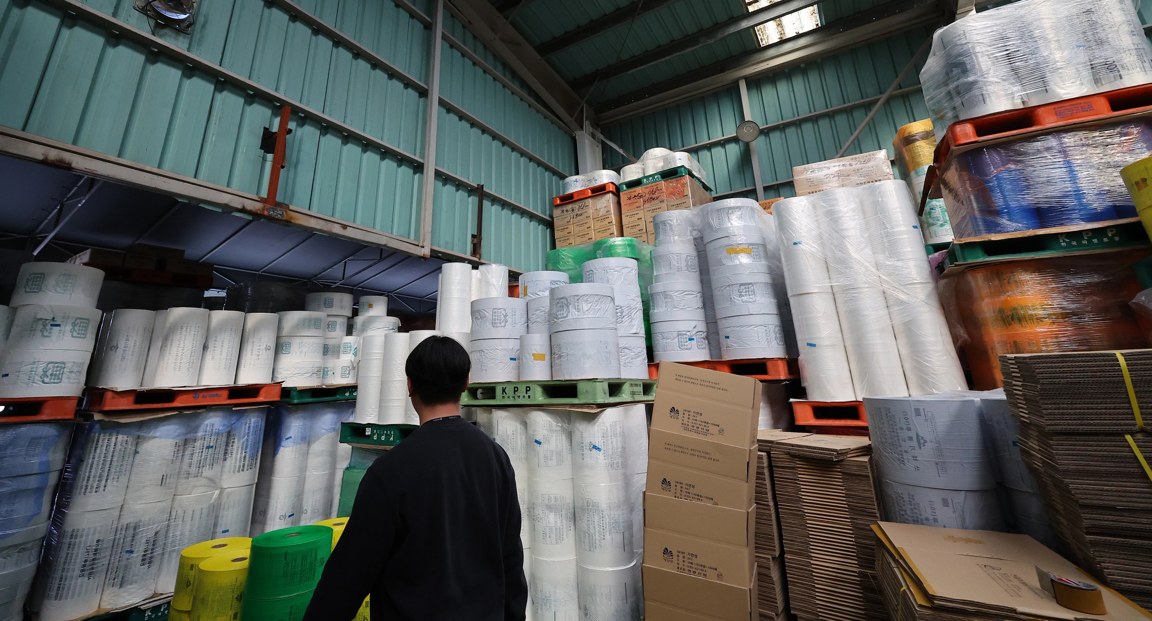 ์ถ๊ณ ๋๊ธฐ ์ค์ธ ์ข
๋์ ๋ดํฌ