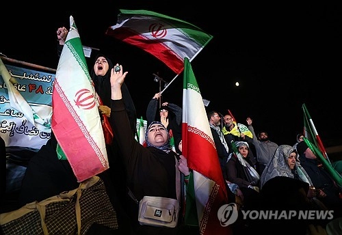 ํด์ ๋ฐํ ํ ๊ฑฐ๋ฆฌ๋ก ์์์ ธ ๋์จ ์ด๋์ธ๋ค