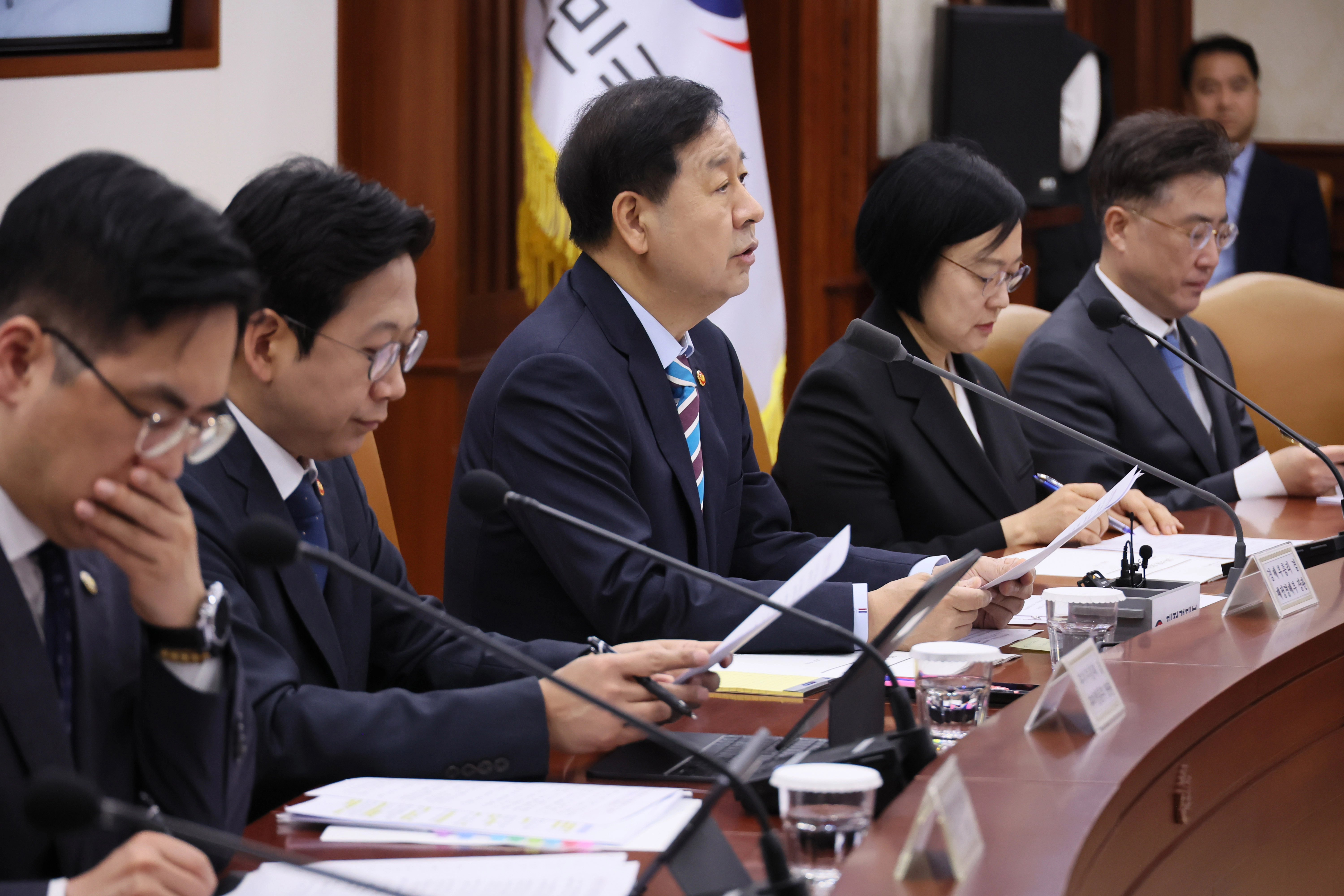 ๊ตฌ์ค์ฒ ๋ถ์ด๋ฆฌ ๊ฒธ ์ฌ์ ๊ฒฝ์ ๋ถ ์ฅ๊ด์ด 9์ผ ์์ธ ์ข
๋ก๊ตฌ ์ ๋ถ์์ธ์ฒญ์ฌ์์ ์ด๋ฆฐ ๋ฏผ์๋ฌผ๊ฐ ํน๋ณ๊ด๋ฆฌ ๊ด๊ณ์ฅ๊ดTF์์ ๋ฐ์ธํ๊ณ ์๋ค. 2026.4.9