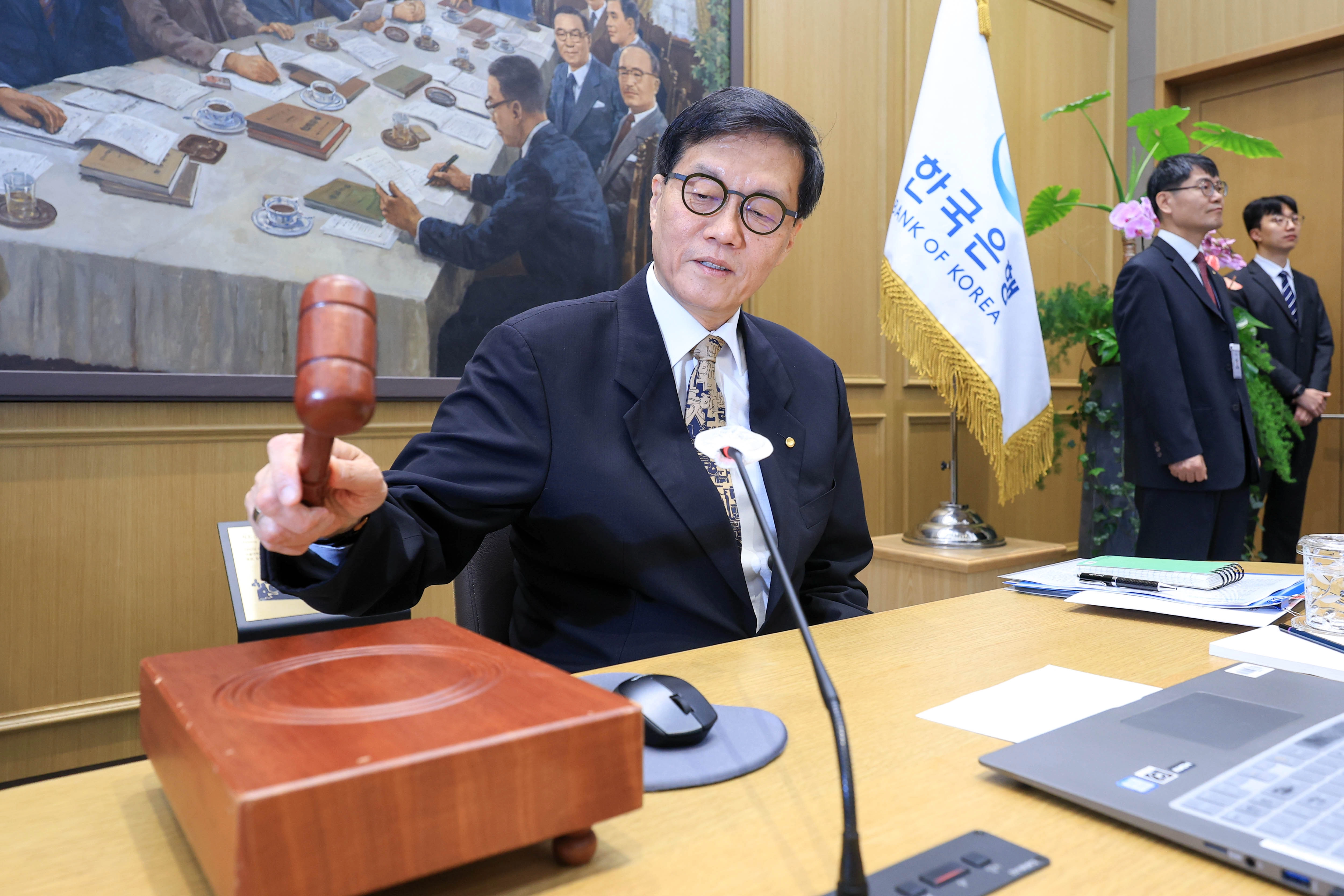 ํ๊ตญ์ํ์ด ๊ธฐ์ค๊ธ๋ฆฌ๋ฅผ ์ฐ 2.50%๋ก ๋ค์ ๋ฌถ์๋ค. ํ๊ตญ์ํ ๊ธ์ตํตํ์์ํ๋ 10์ผ ํตํ์ ์ฑ
๋ฐฉํฅ ํ์์์ ๊ธ๋ฆฌ๋ฅผ ๋๊ฒฐํ๋ฉฐ 7ํ ์ฐ์ ๊ฐ์ ๊ฒฐ์ ์ ์ด์ด๊ฐ๋ค.