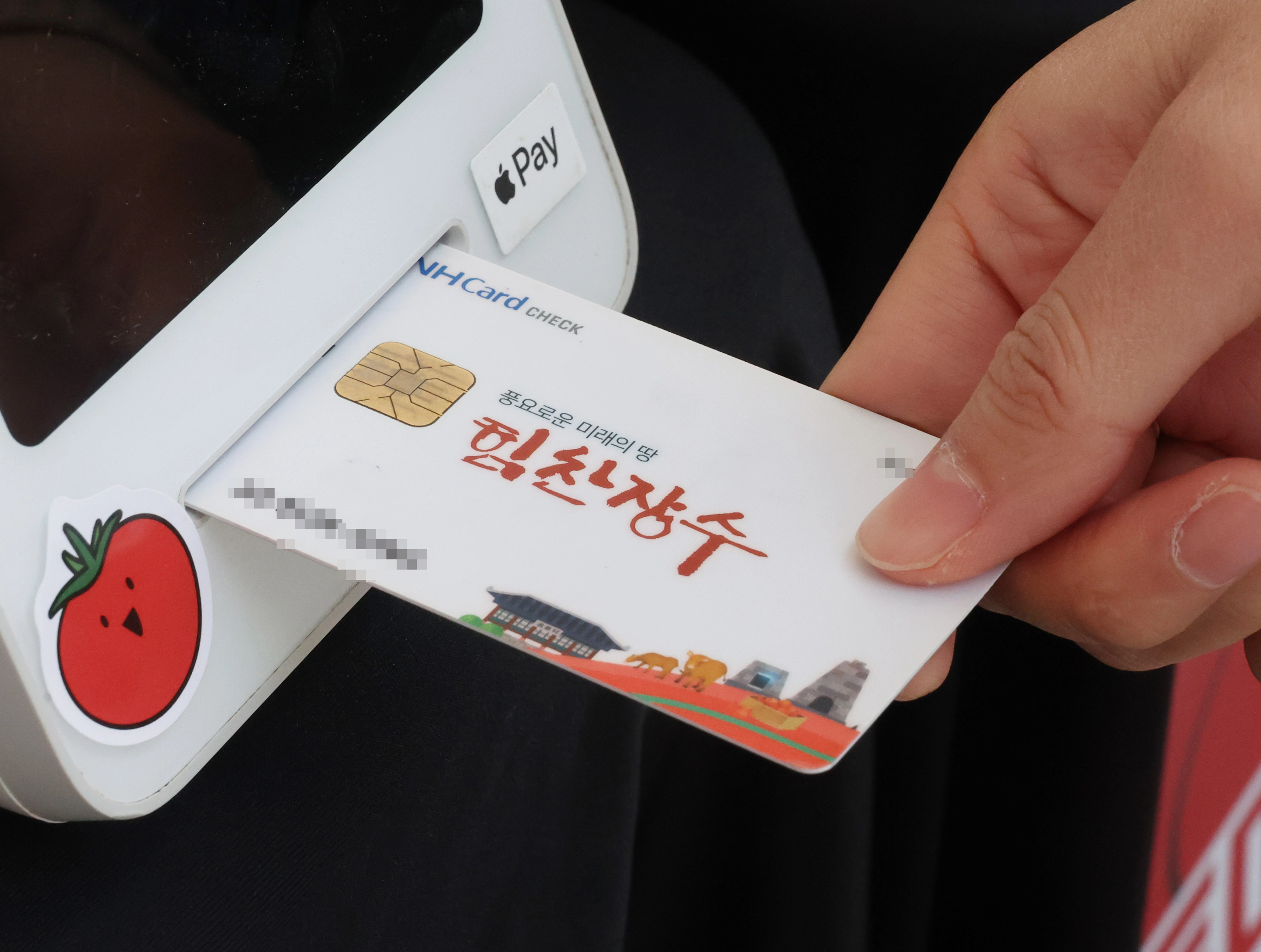 전북 장수군민에게 '농어촌 기본소득'이 처음 지급된 26일 장수군청 앞에서 진행된 상생소비 한마당에서 한 군민이 기본소득으로 물건을 구매하고 있다. 2026.2.26