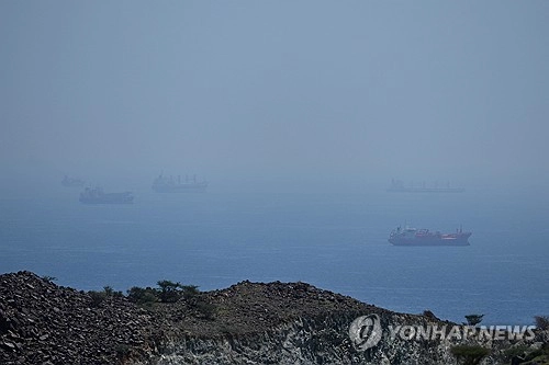 호르무즈 해협에서 오도가도 못하는 선박들