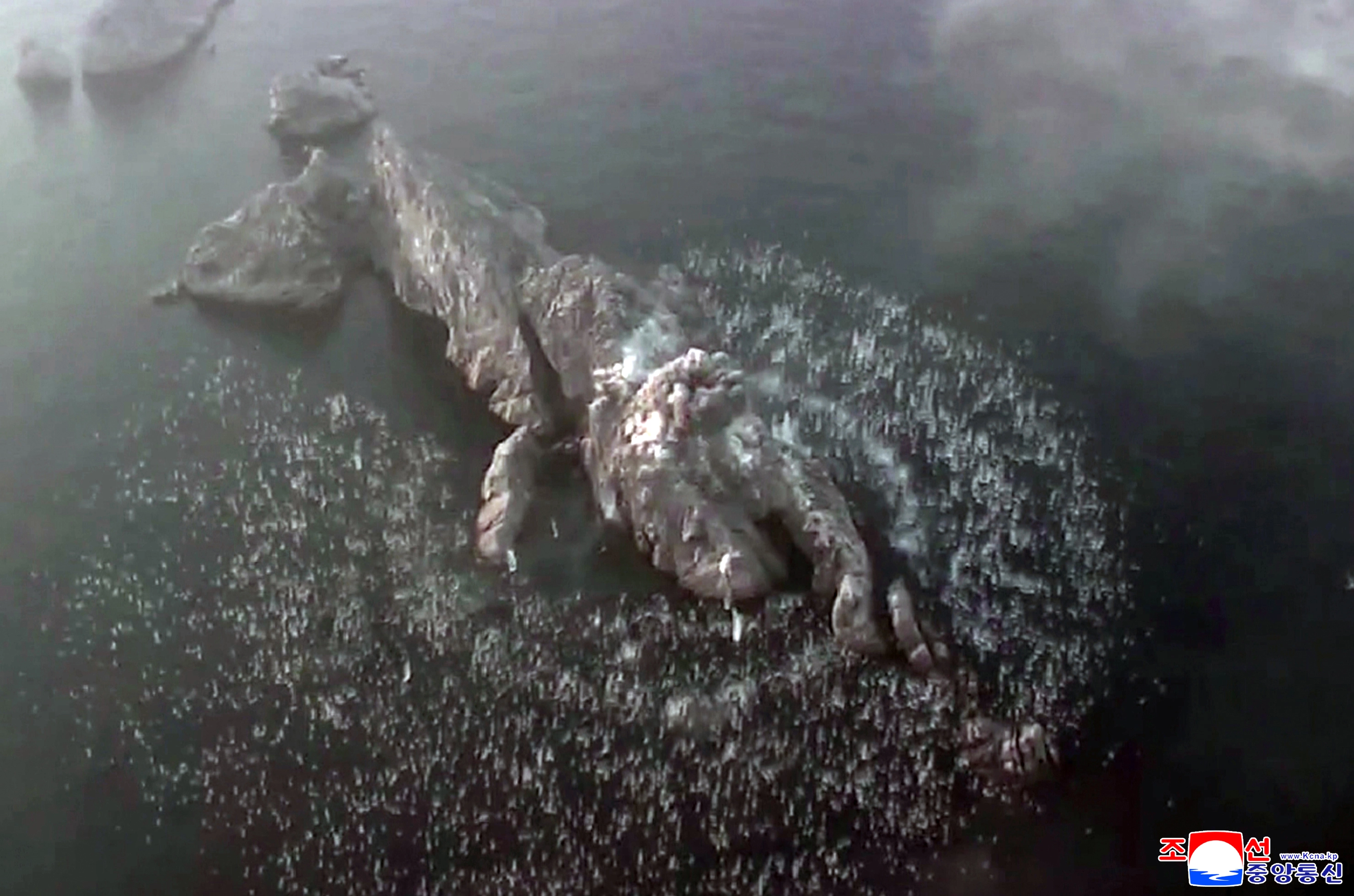 북한, 탄도미사일 집속탄두 시험발사…김정은 참관