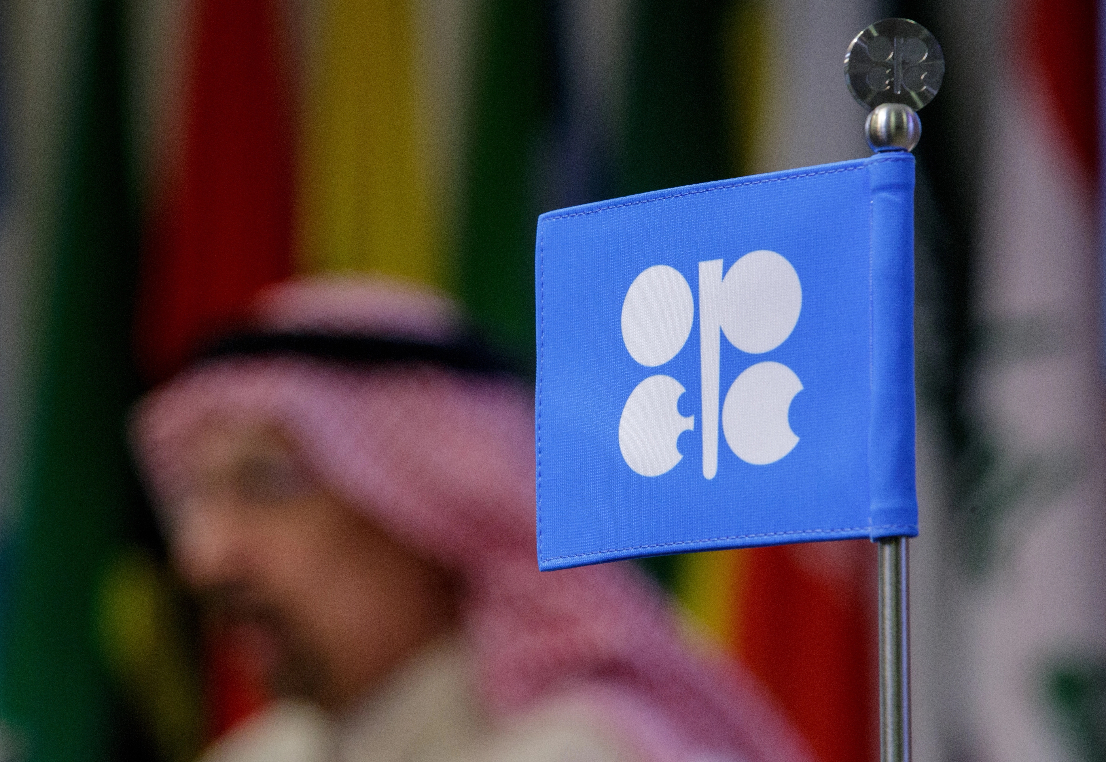 아랍에미리트(UAE)가 석유수출국기구(OPEC)와그 확대협의체 OPEC+에서 다음 달 1일자로 탈퇴한다고 28일(현지시간) 발표함에 따라 OPEC이 주도해 온 글로벌 석유 카르텔 체제에 큰 균열이 생겼다.