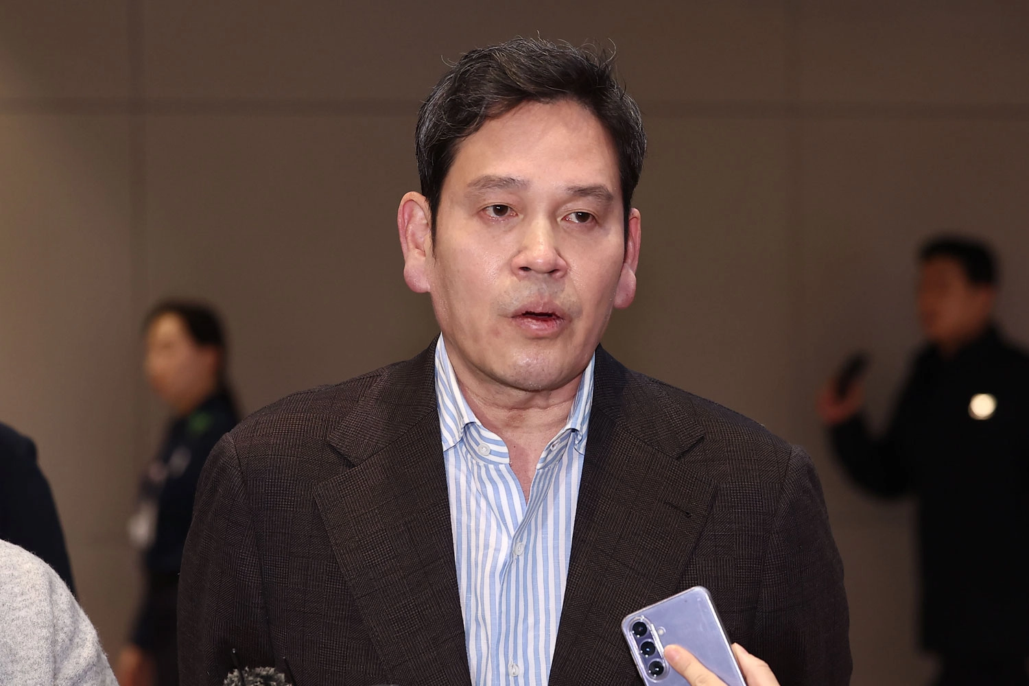 문서화 인쇄 폰트 크기 정용진 회장, 오늘 '스벅 사태' 대국민 사과…조사결과도 발표 송고시간 2026-05-26 05:11 5·18 당일 '탱크데이' 문구 사용 파장…대표 해임 후 추가 수습 조치 정용진 신세계그룹 회장
