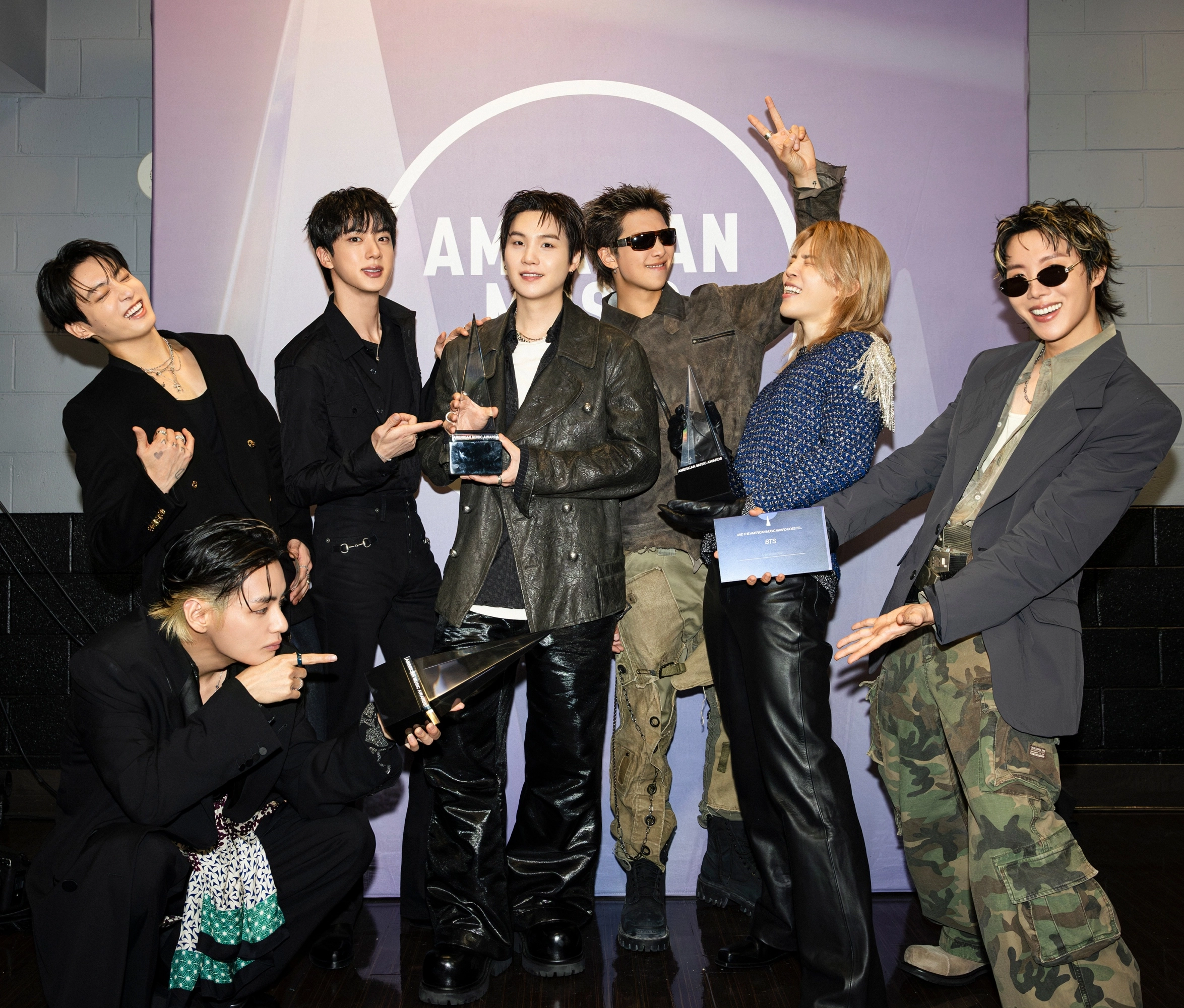BTS, AMA์ ๋ ๋ฒ์งธ ๋์ ๋ฑ 3๊ด์