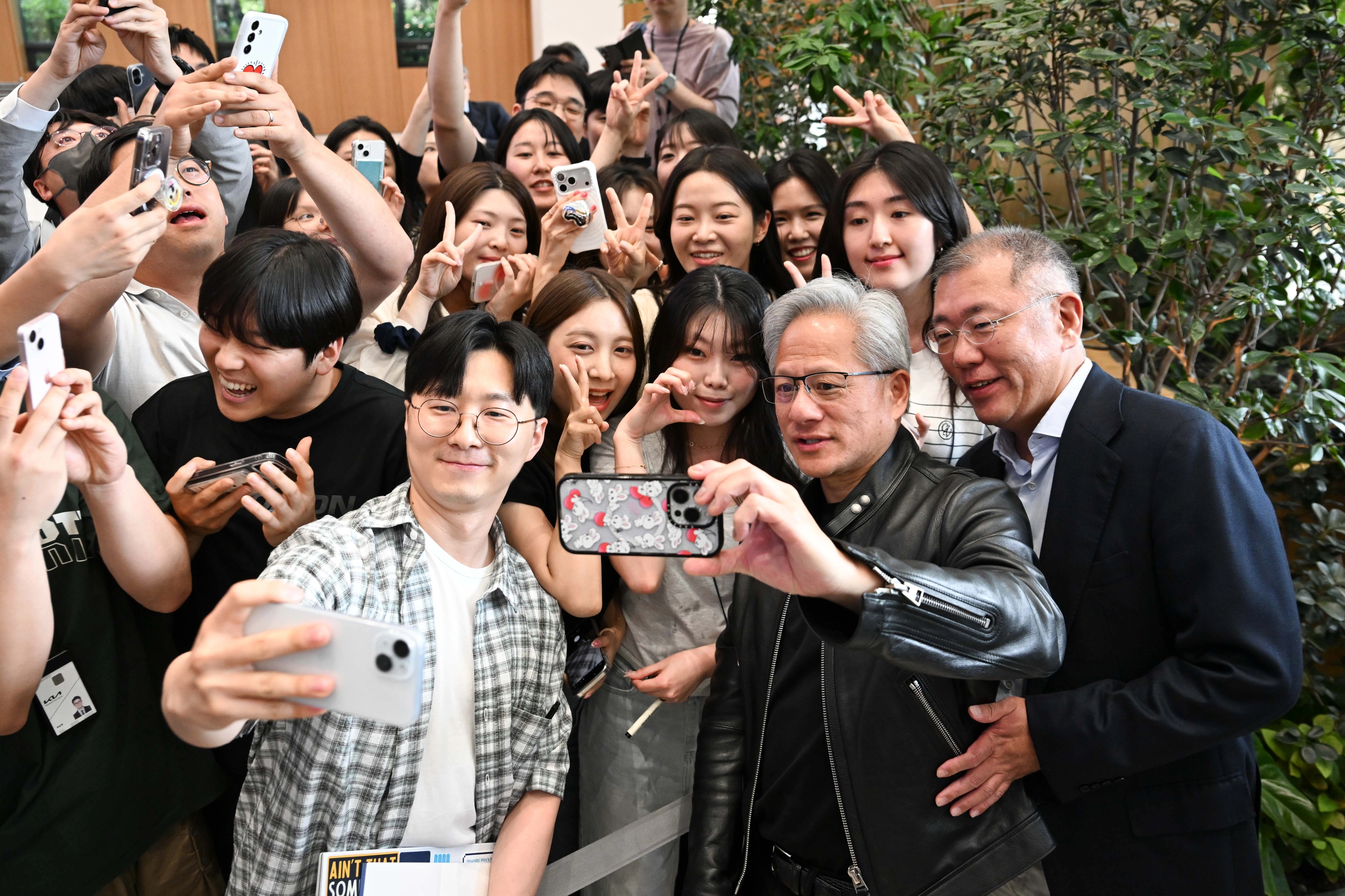 현대자동차 본사에서 기념 촬영하는 젠슨 황 CEO