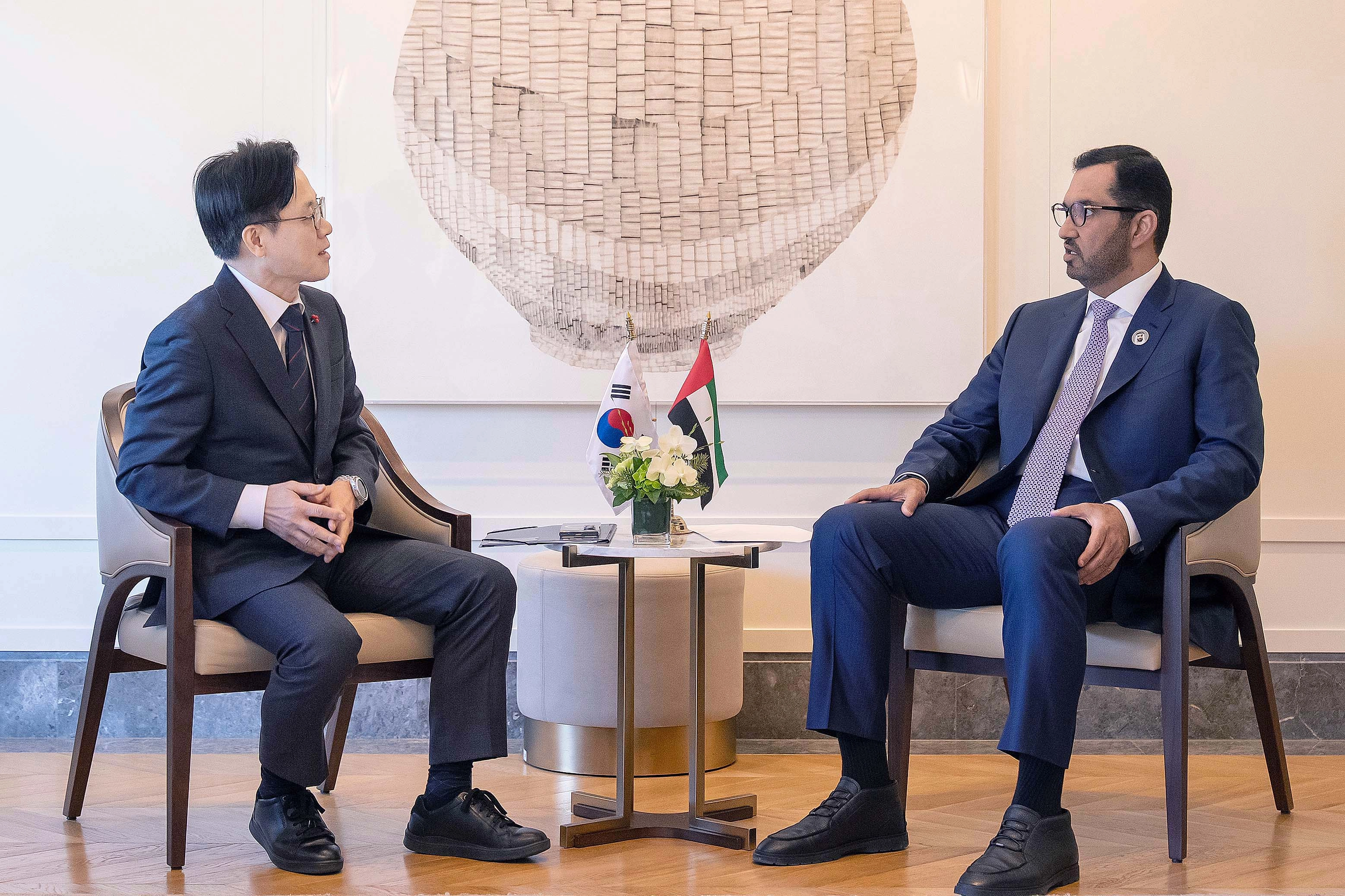 김정관 산업부 장관과 술탄 알 자베르 UAE 산업장관